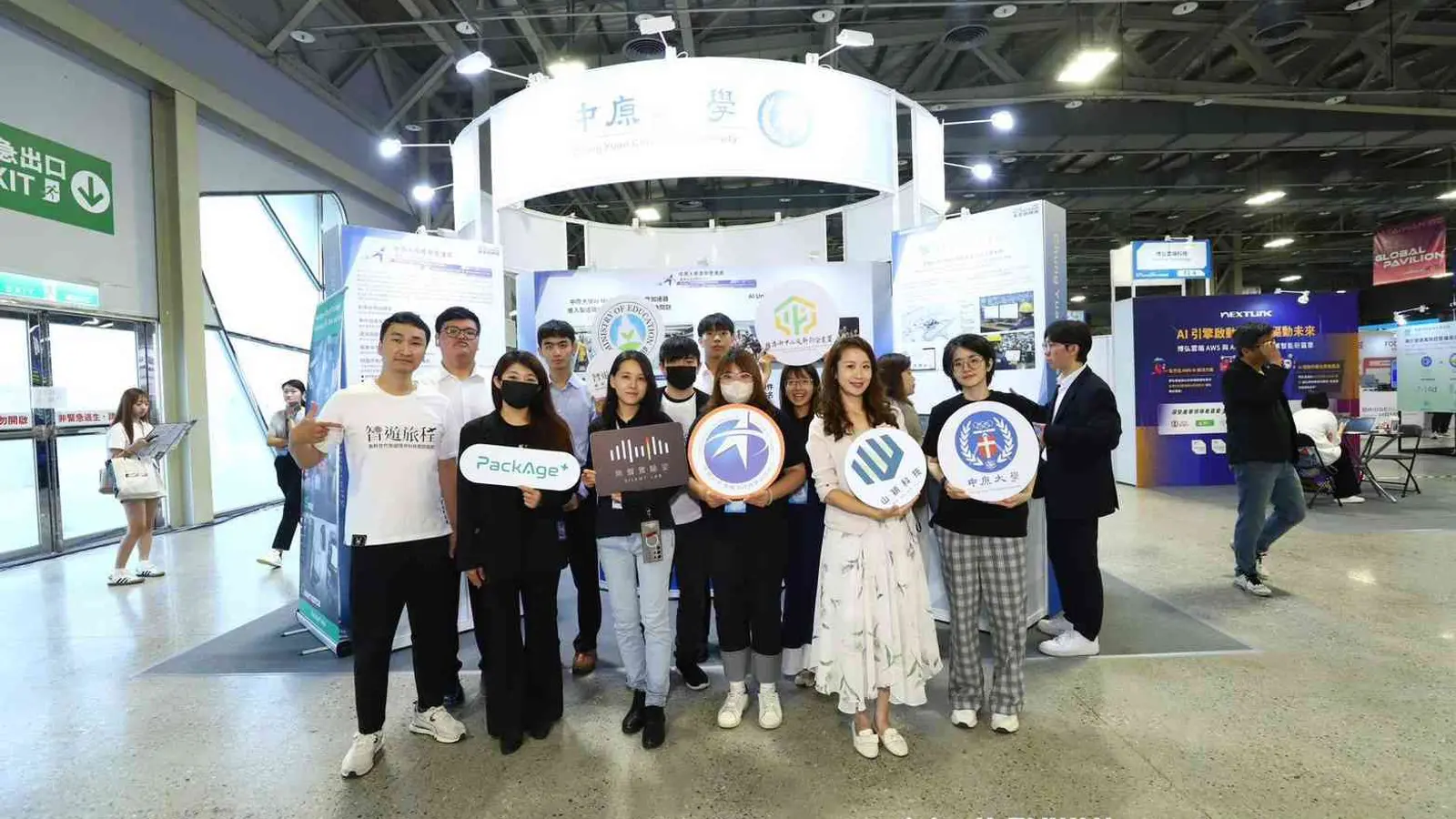 動域科技團隊於 2026 未來商務展中原大學主題館與各新創團隊合影